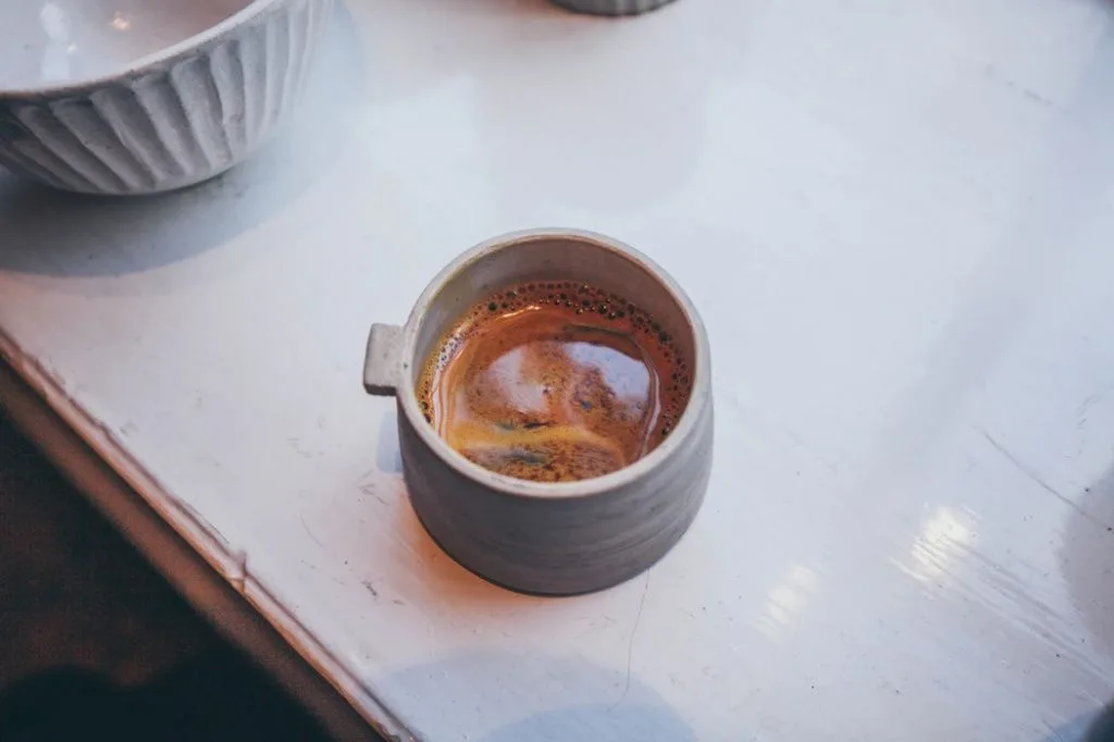 porcuyz-doppio-v-glinyanoy-chashe-coffice.jpeg